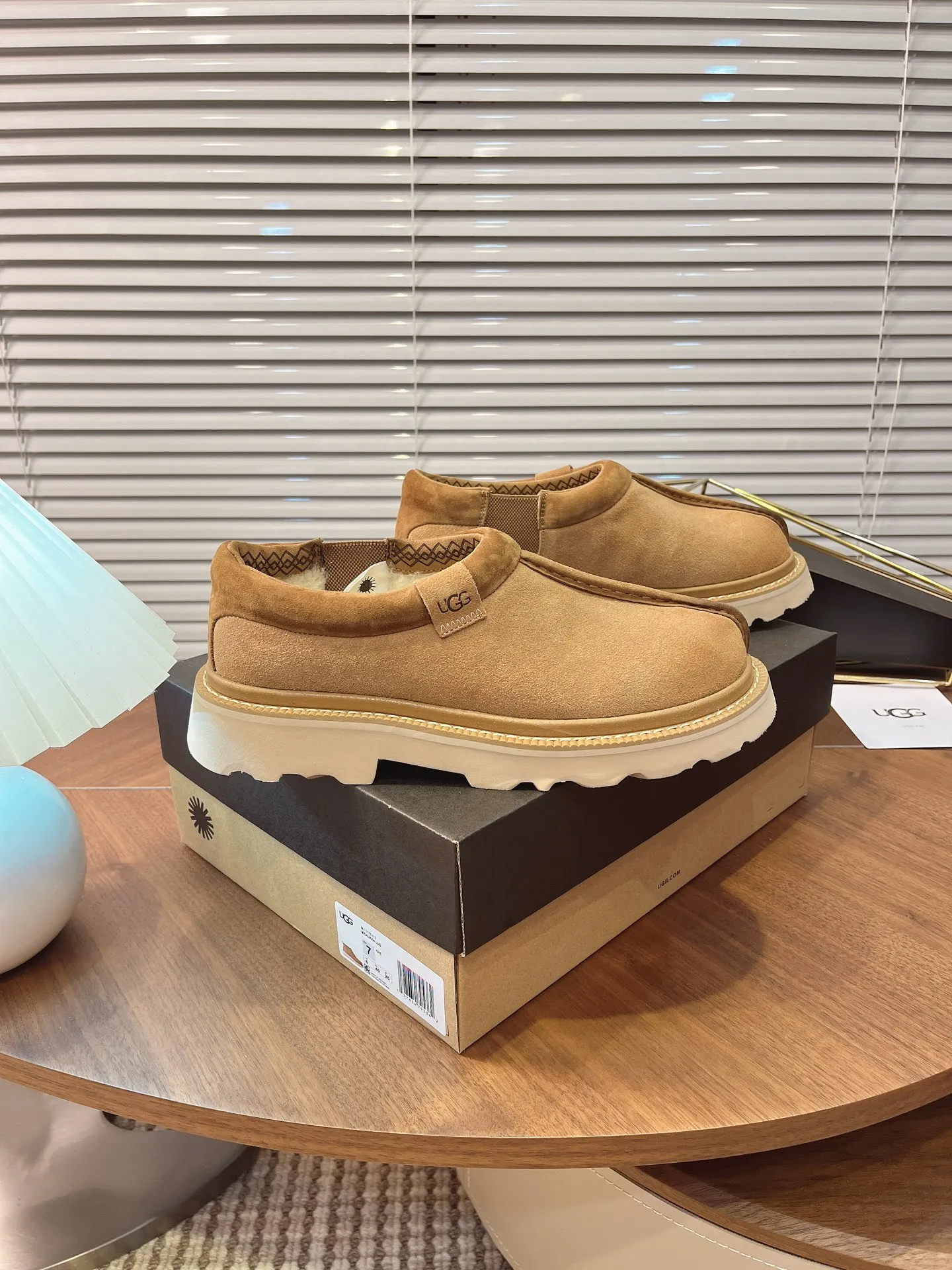 【UGG】 P: 540💰 Size: 40 to 44 (45 custom-made) 2025 new style 𝑼𝑮𝑮•Men's ◾️. The matching coefficient of winter snow fur shoes is also 100% 💥very good-looking✨very fashionable and stylish when worn📈 Lager casual boots lace-up style with hot embossed brand logo on the heel Item No.: 1171113 Upper: high-quality cow suede Lining: sheepskin imported from Australia 🐑The inner lining is made of Australian lamb wool Outsole: EVA non-slip outsole.